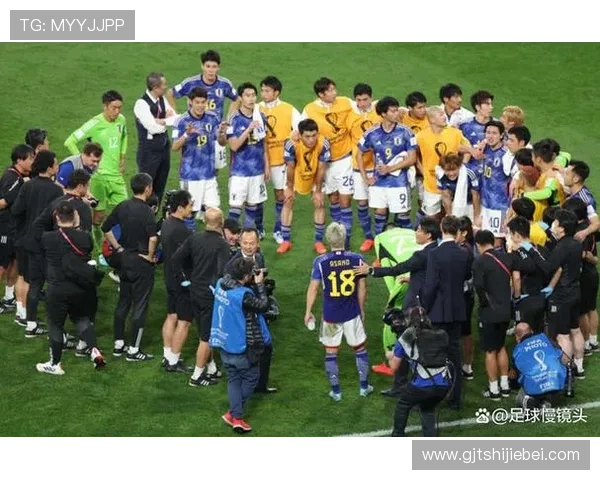 2023年世界杯德国日本比赛中球迷的热情支持与现场氛围报道